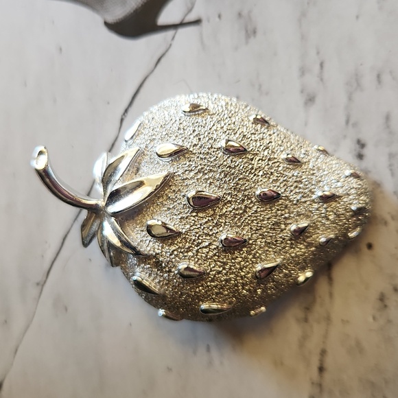 Vintage Jewelry - 1970s strawberry brooch